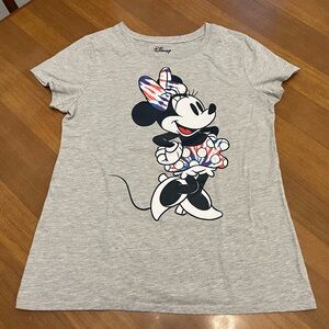 Missy’s Minnie Mouse graphic t-shirt Size Small